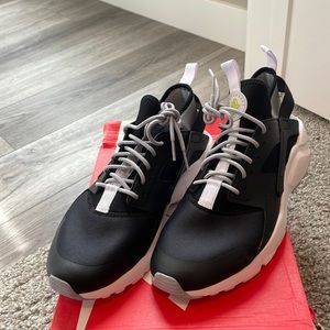 “BRAND NEW” Nike Air Hurache Run Ultra